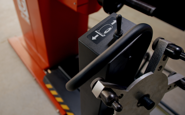 Улучшенный пневмолифт для легкого перемещения тяжелых колес 