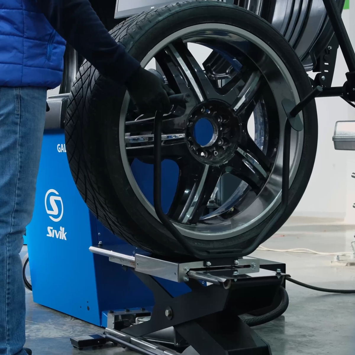 Удобно поднимать колесо