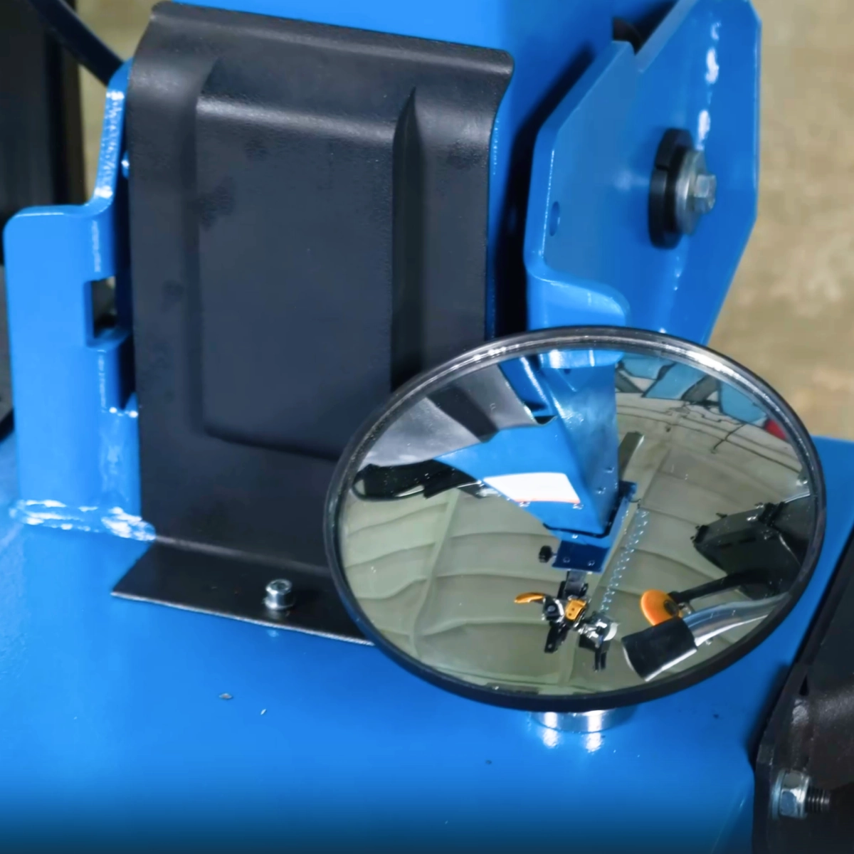 Зеркало в комплекте